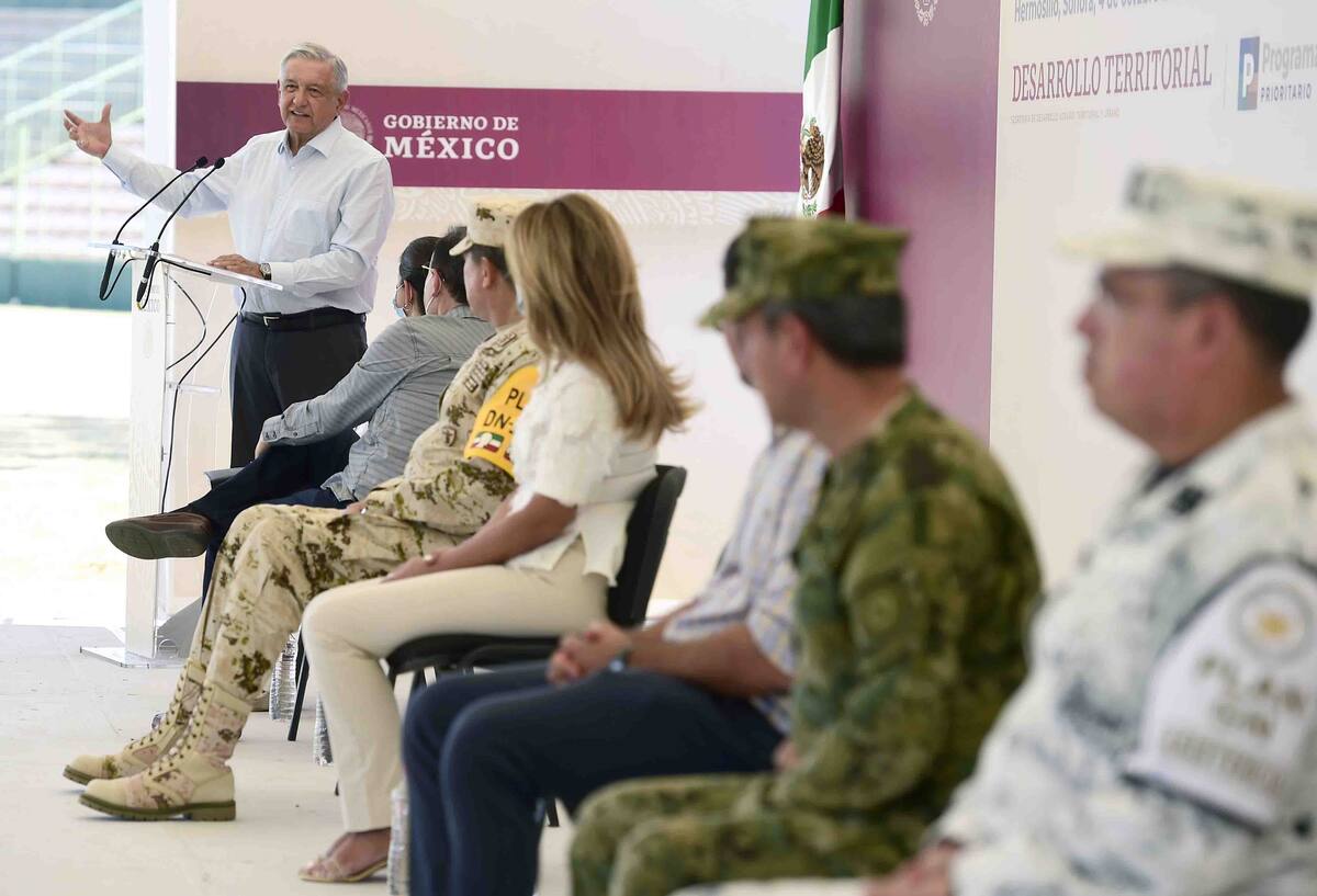 Fotografía de archivo: Luis Cresencio Sandoval González, secretario de la Defensa Nacional y otros funcionarios acompañan a AMLO en visita a Hermosillo.