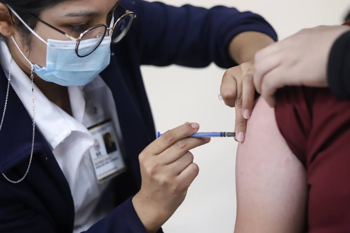 50% de vacunados no ha ido por su refuerzo en BC