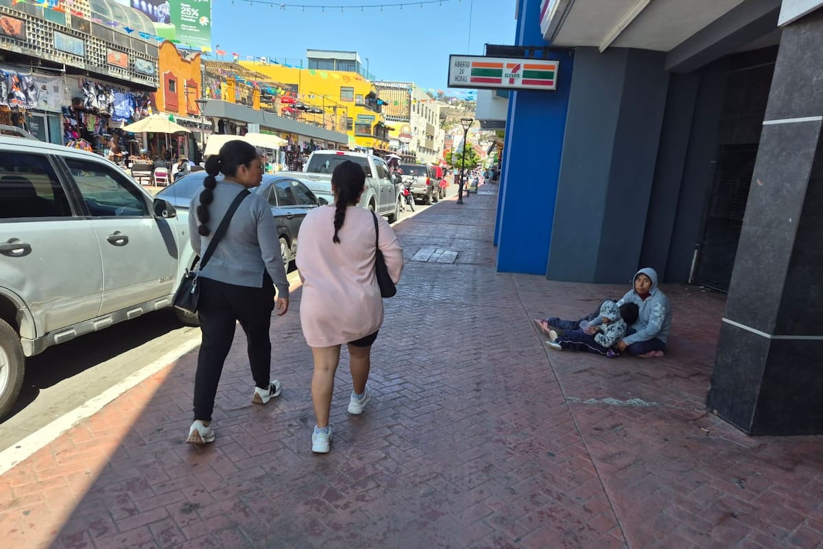 Denuncian explotación de niños que piden dinero a turistas en Ensenada