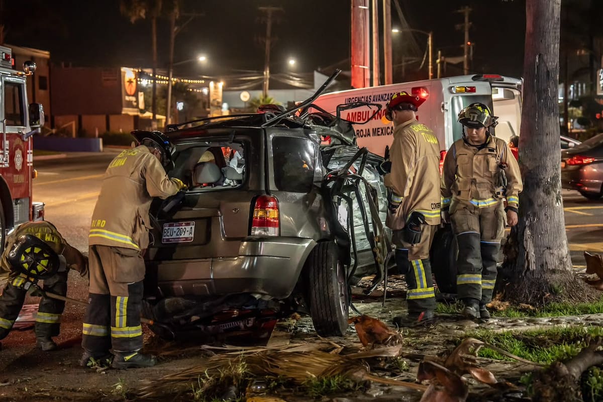 Muere presunto policía tras quedar prensado en accidente en Playas de Tijuana; mujer resulta grave