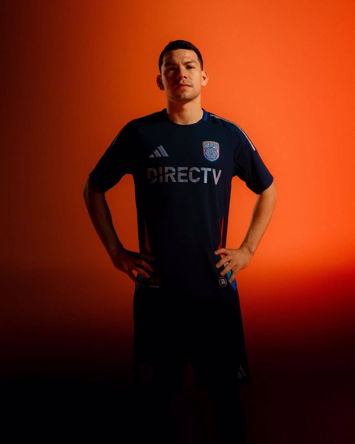 Su figura Hirving ‘Chucky’ Lozano, así como el pelotero de los Padres e inversionista Manny Machado fueron los primeros en portar la indumentaria.