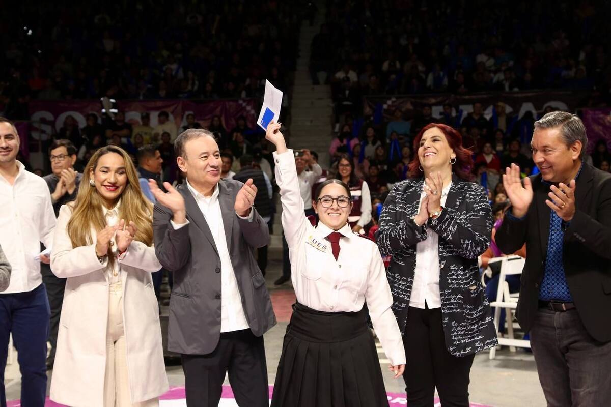 Alfonso Durazo entrega becas a más de 4 mil estudiantes universitarios en Hermosillo