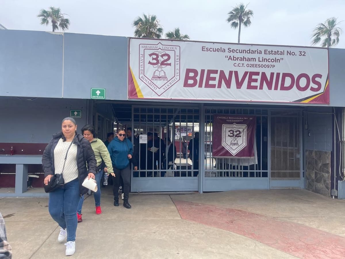La Delegación de la Secretaría de Educación en Rosarito atiende a padres que no realizaron el trámite y organiza espacios en primaria y secundaria para que en agosto todos tengan un lugar asignado. Foto: Carmen Gutierrez