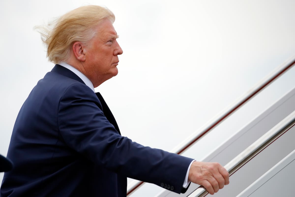 El presidente Donald Trump sube al avión Air Force One, en la Base Andrews de la Fuerza Aérea en Maryland, el miércoles 17 de julio de 2019, para dirigirse a un acto de campaña en Greenville, Carolina del Norte. (AP Foto/Carolyn Kaster)