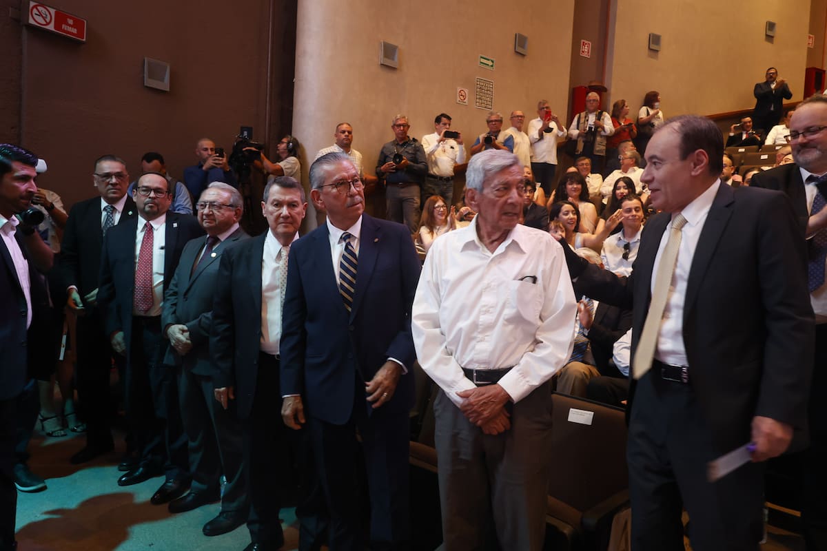De izq. a der. ex rectores de la Unison: Enrique Velásquez, Heriberto Grijalva, Marco Antonio Valencia, Jorge Luis Ibarra, Pedro Ortega Romero y Manuel Balcázar Meza con el gobernador Alfonso Durazo Montaño.