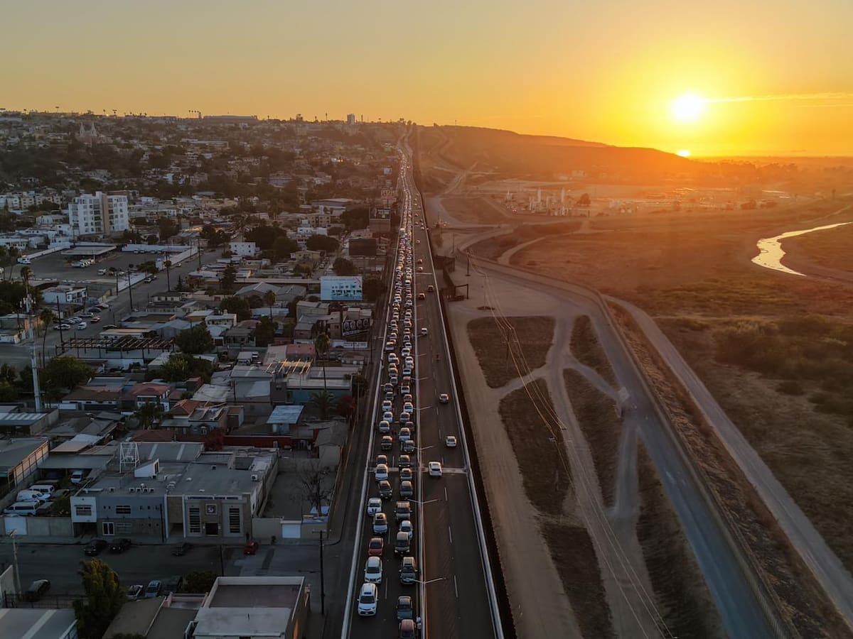 El accidente generó tráfico intenso sobre el Viaducto Elevado mientras autoridades y cuerpos de emergencia atendían el percance. Foto: Border Zoom