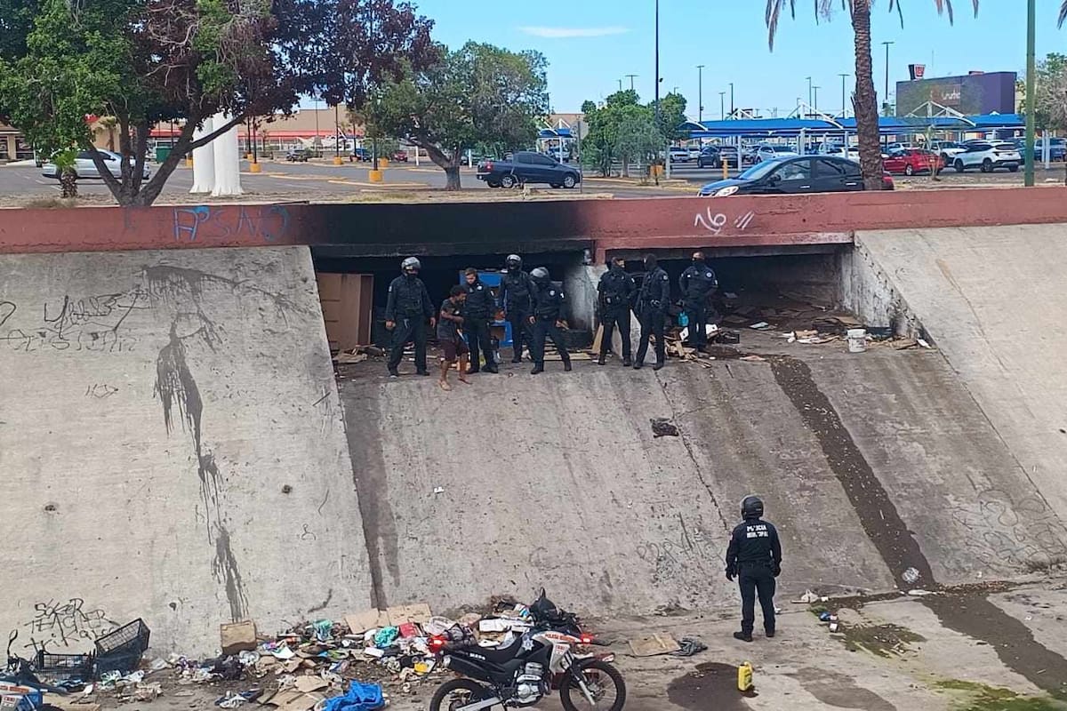 Retiran a personas sin hogar del canal en Paseo Río Sonora