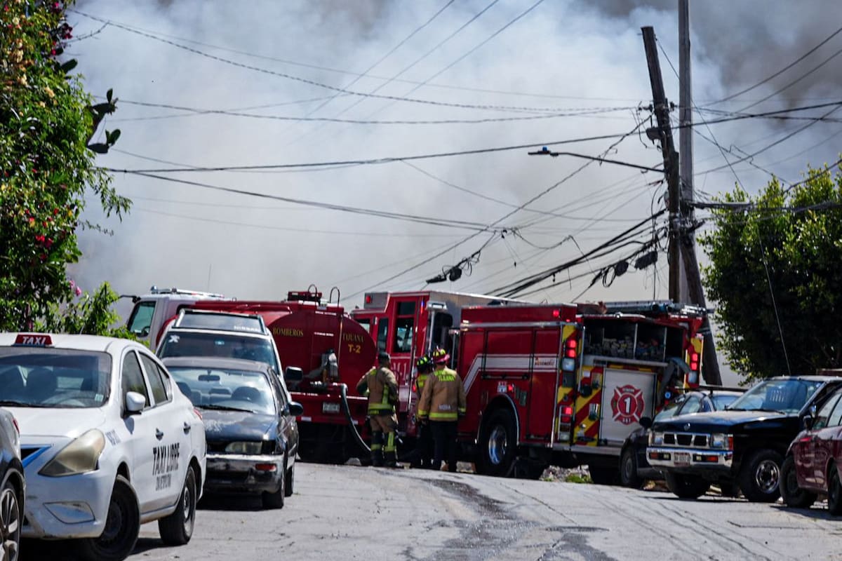 Incendio en predio de Camino Verde provoca intensa movilización en Tijuana