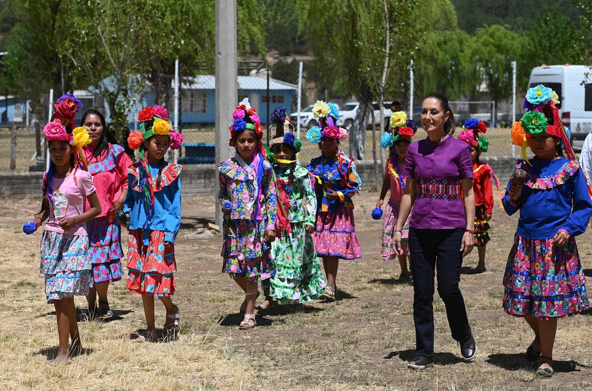 Baborigame, Guadalupe y Calco, Chihuahua, México, 17 de mayo de 2025.
La doctora Claudia Sheinbaum Pardo, presidenta Constitucional de los Estados Unidos Mexicanos encabeza Plan de Justicia de los pueblos de la Sierra Tarahumara. Firma de Decretos de Reconocimiento de Propiedada Comunal Tradicional. Foto: Presidencia
