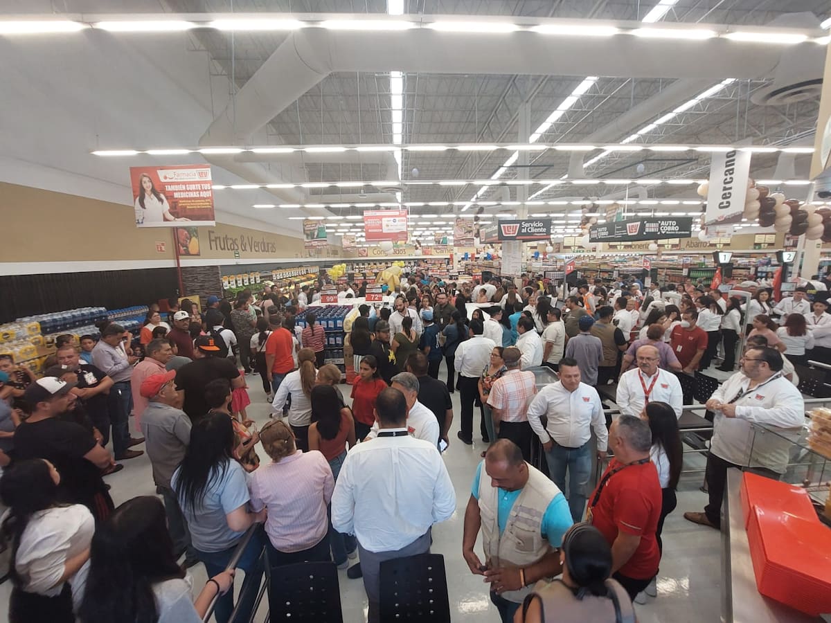 Clientes e invitados durante la ceremonia de apertura de
la nueva tienda.