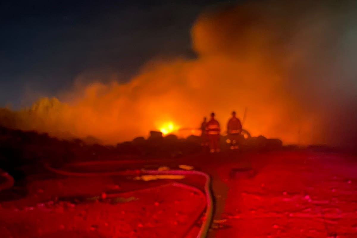 Sofocan incendio de llantas en la carretera a Mexicali; bomberos piden denunciar quema de basura