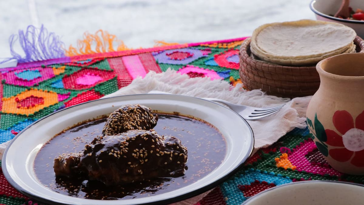 Un guiso caldoso con carne, verduras y chiles que aporta proteínas, vitaminas y antioxidantes | Foto: Especial