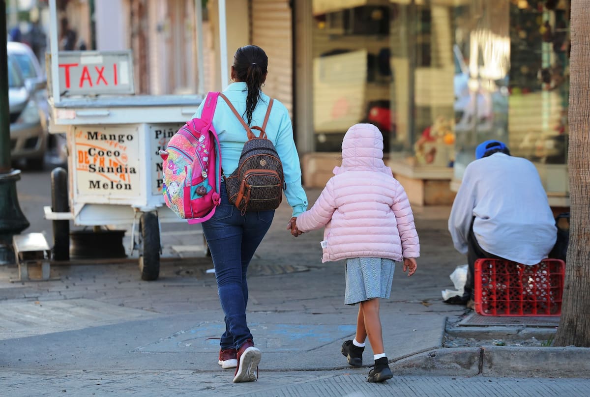 El descenso de temperaturas la mañana de ayer en Hermosillo obligó a algunas personas a cubrirse con ropa abrigada, como se ve en esta imagen captada en la colonia Centro. FOTO: JULIÁN ORTEGA