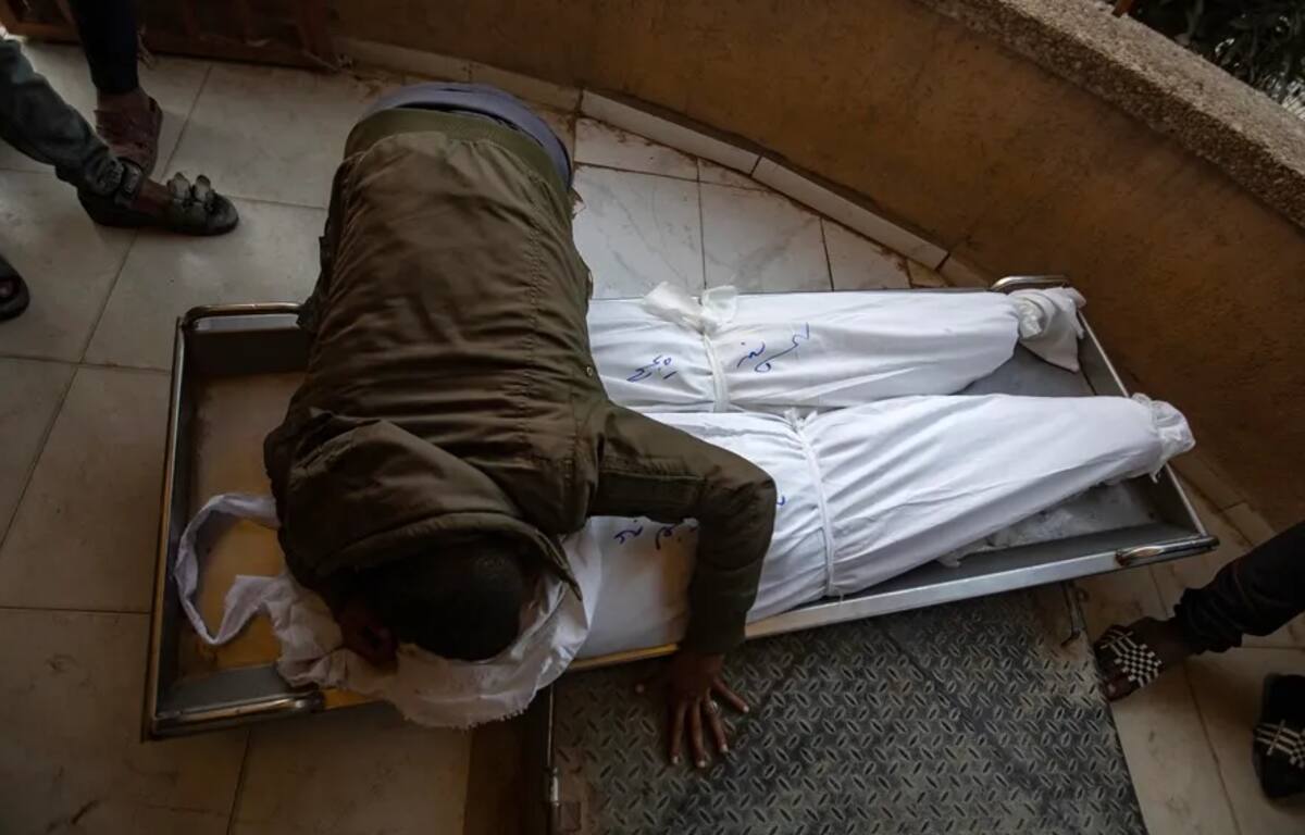 Un hombre llora sobre los cuerpos de sus familiares en un ataque aéreo israelí en la zona de Al-Mawasi. / EFE-EPA-Haitham imad