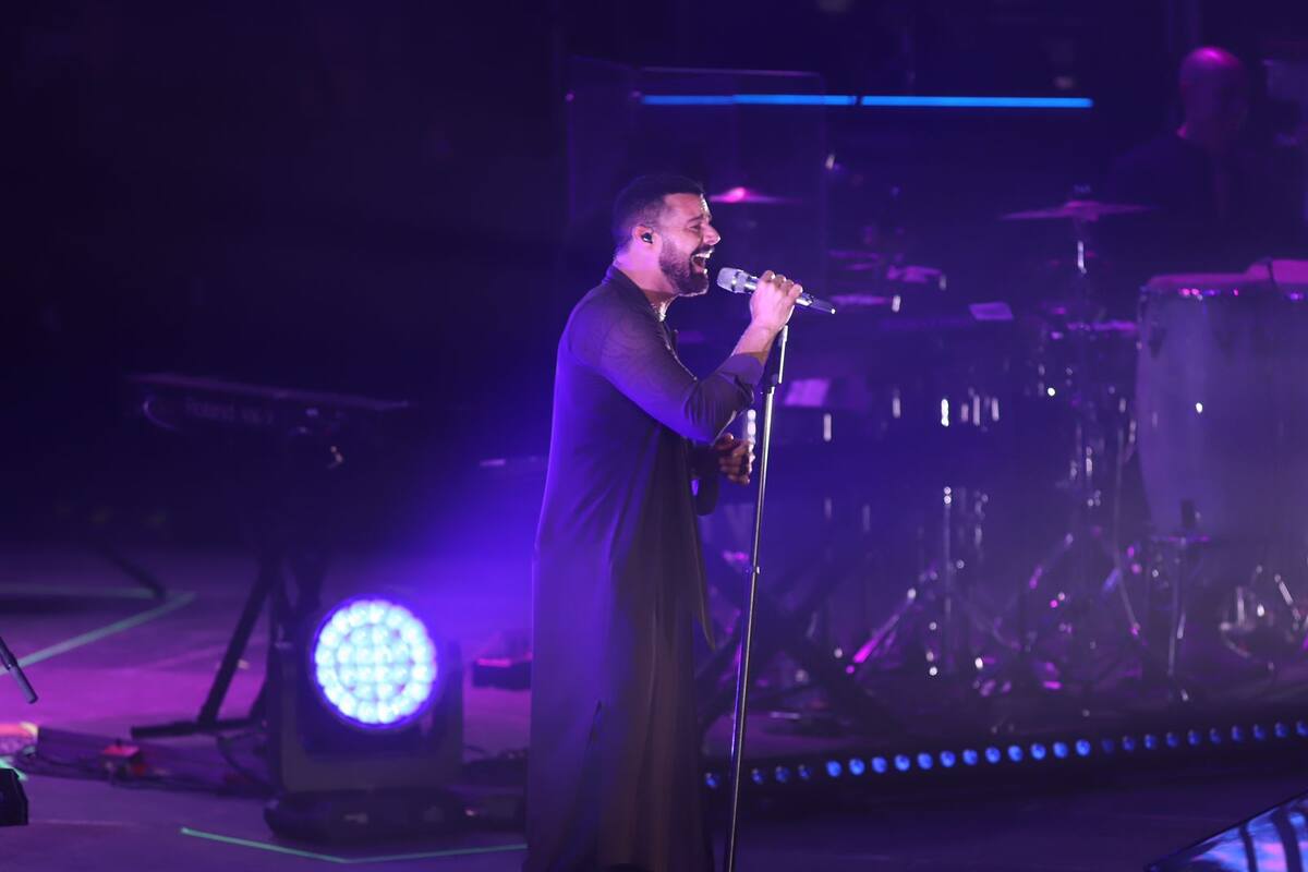 Ricky Martin apareció en el escenario con ropa muy holgada y un look totalmente de negro.
