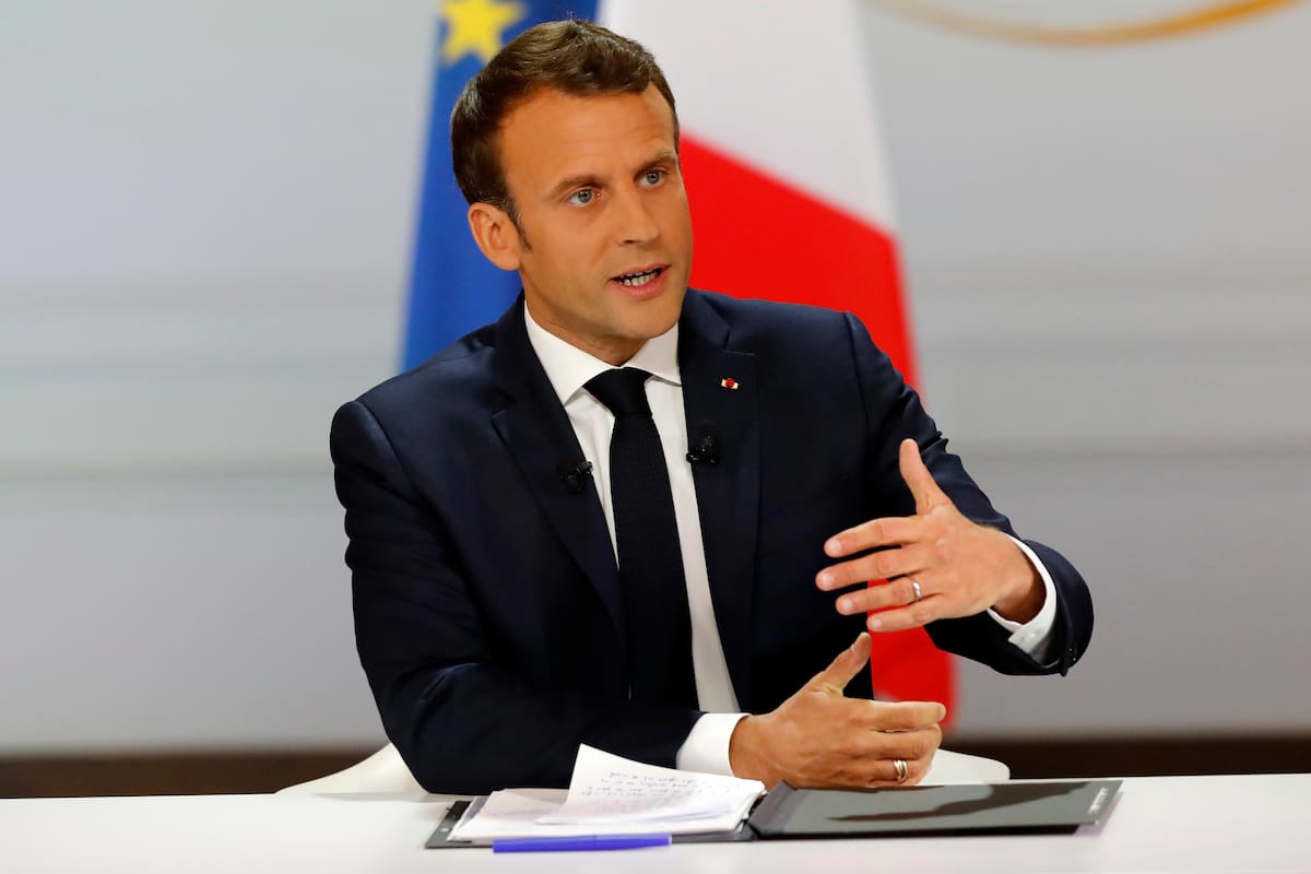Recientemente la pareja estuvo en medio de un escándalo cuando en un video, ampliamente difundido en redes sociales, se muestra a Brigitte aparentemente empujando la cara de su esposo antes de descender del avión presidencial. (AP Photo/Michel Euler)