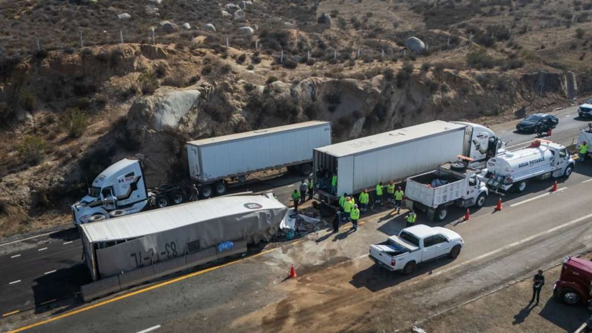 El accidente involucró a dos unidades de carga y provocó el cierre total de la vialidad durante varias horas. Foto: Border Zoom