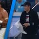 Un aficionado tuvo que devolver una playera de un jugador tras la revisión del VAR en la Copa de Rusia