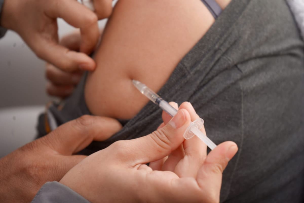 Del total, 24 contagios correspondieron a visitantes internacionales, lo que refuerza la vigilancia en aeropuertos y puntos de entrada.