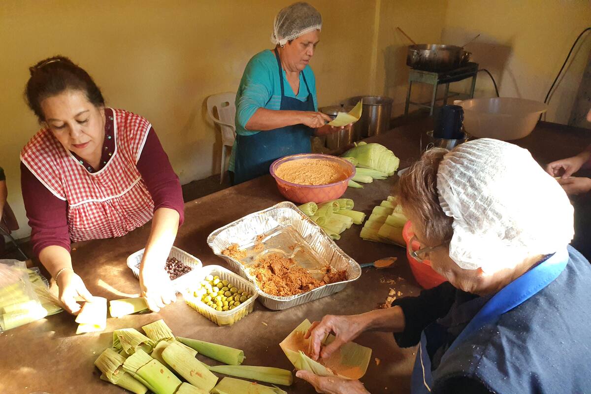 Virgen de la Candelaria les hace milagros; le pagan con devoción ¡y tamales!
