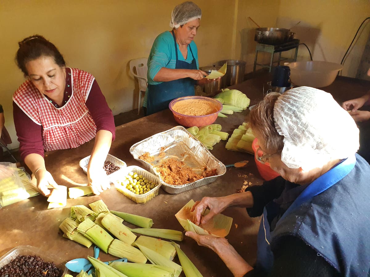 El grupo de celadoras no siente el cansancio y preparan con amor y alegría alrededor de 10 mil tamales.