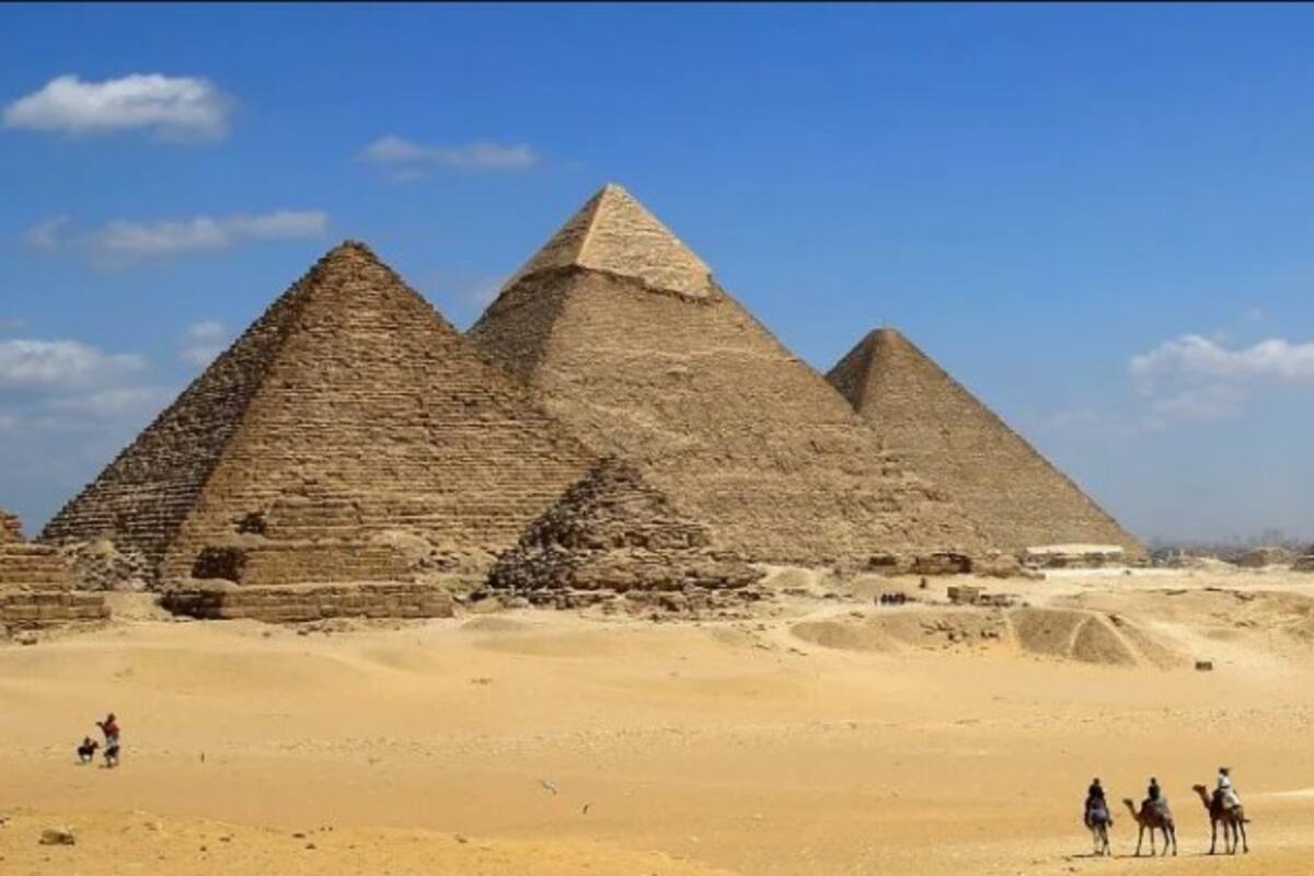 Detienen a turista por mostrar el trasero en Pirámides de Guiza