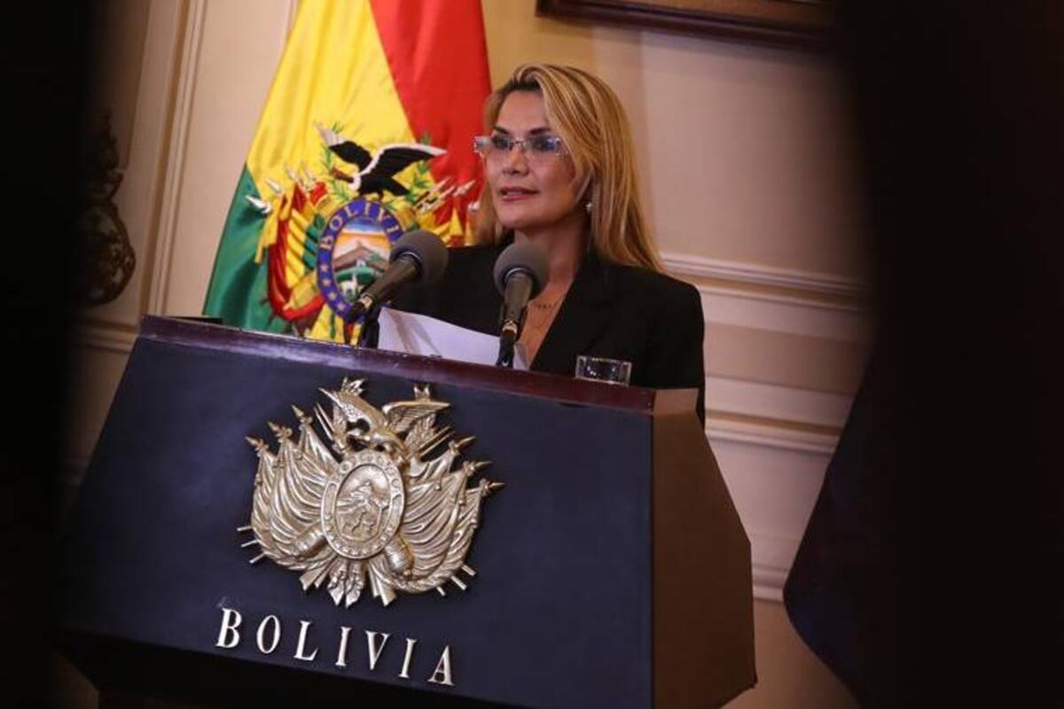 Áñez cambia el "patria o muerte" de Evo Morales por "Dios los bendiga"