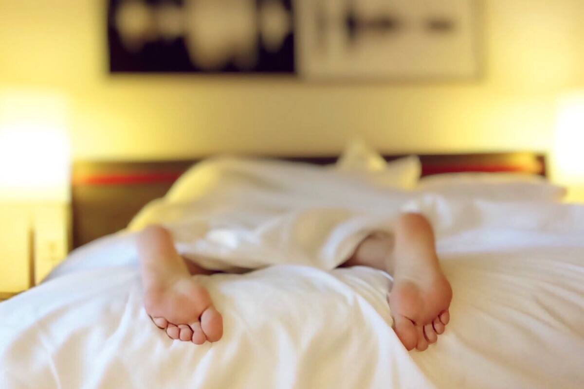 "Pudriéndose en la cama" una tendencia popular entre la Generación Z, ¿es saludable?