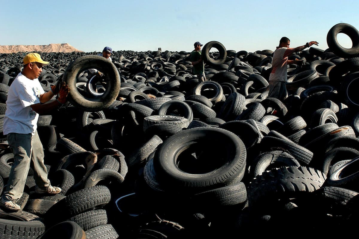 Montaña de llantas en tiradero se convierte en bomba tóxica: incendio expone negligencia y riesgo sanitario