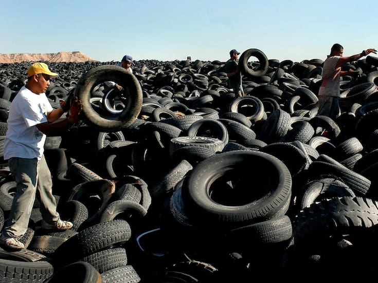 Montaña de llantas en tiradero se convierte en bomba tóxica: incendio expone negligencia y riesgo sanitario