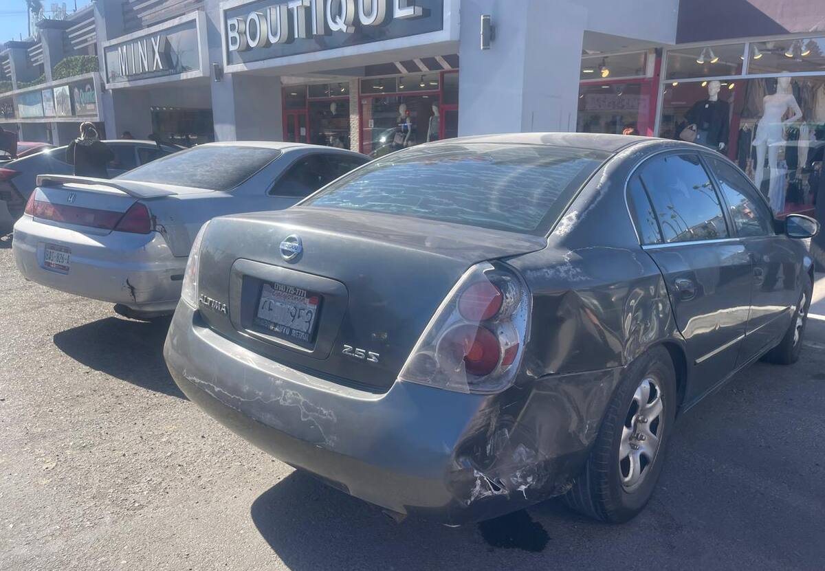 El conductor de un vehículo tipo sedán rojo, perdió el control y chocó contra un auto gris y luego con otro más que se encontraba en el lugar.