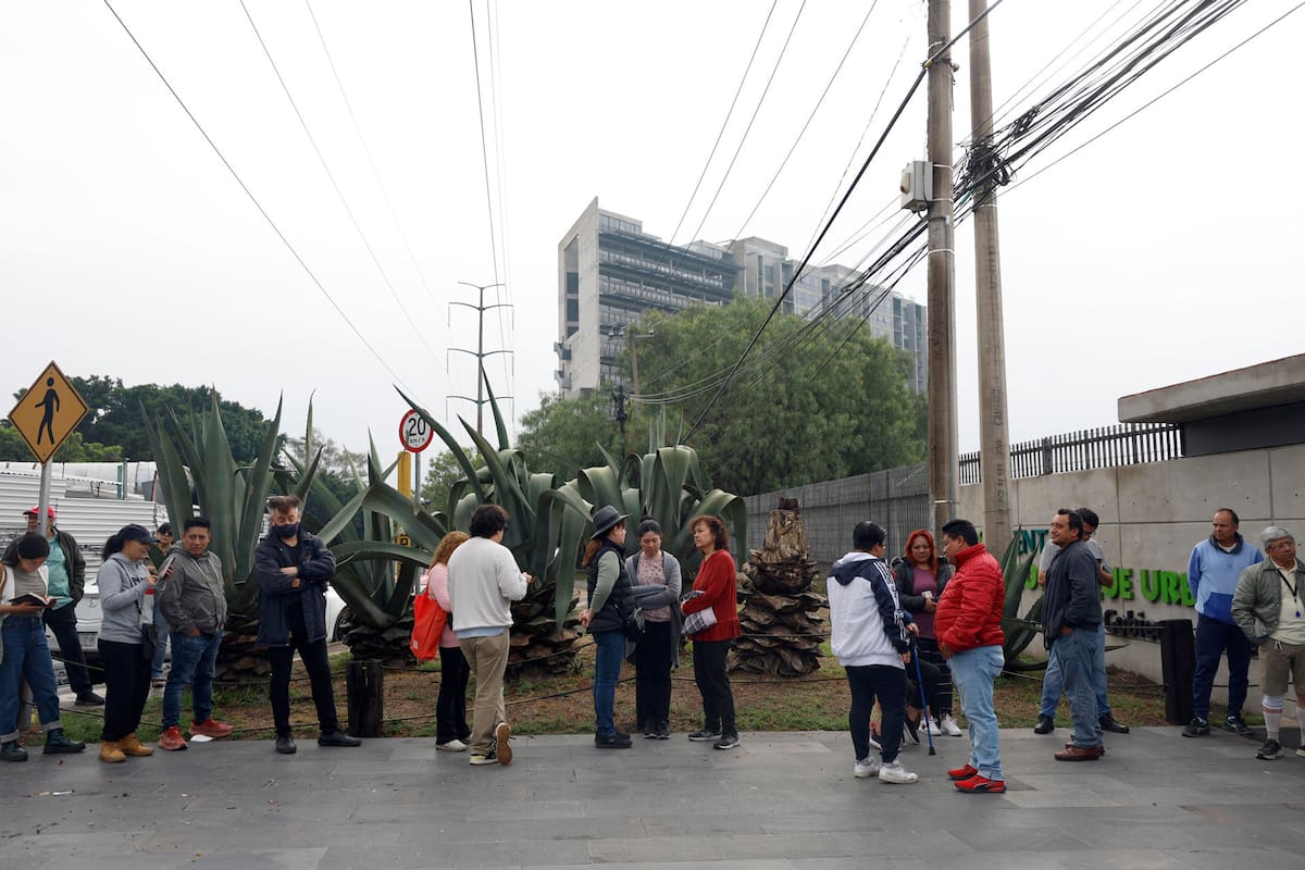 Ciudadanos asisten a votar en las elecciones judiciales en un centro de votación, este domingo en Ciudad de México (México). Los centros de votación para la inédita elección del poder judicial en México abrieron en la mayoría del país a las 8:00 hora local (14:00 GMT) con apenas algunos ciudadanos en las filas que por primera vez en la historia del país elegirán a jueces y magistrados. | Crédito: EFE/ Sáshenka Gutiérrez