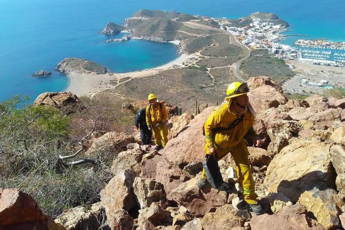 Rescatan a senderistas en cerros de Guaymas