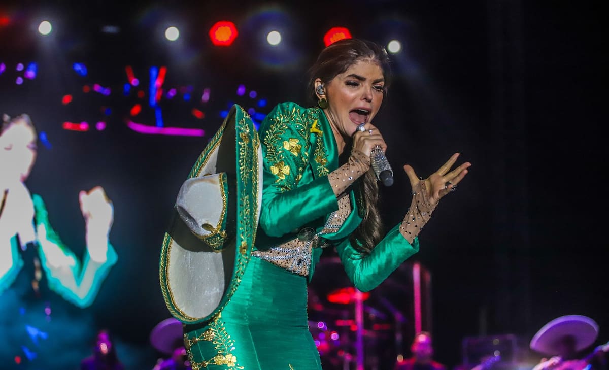 Ana Bárbara rindió homenaje a Juan Gabriel y Paquita la del Barrio en el escenario principal.