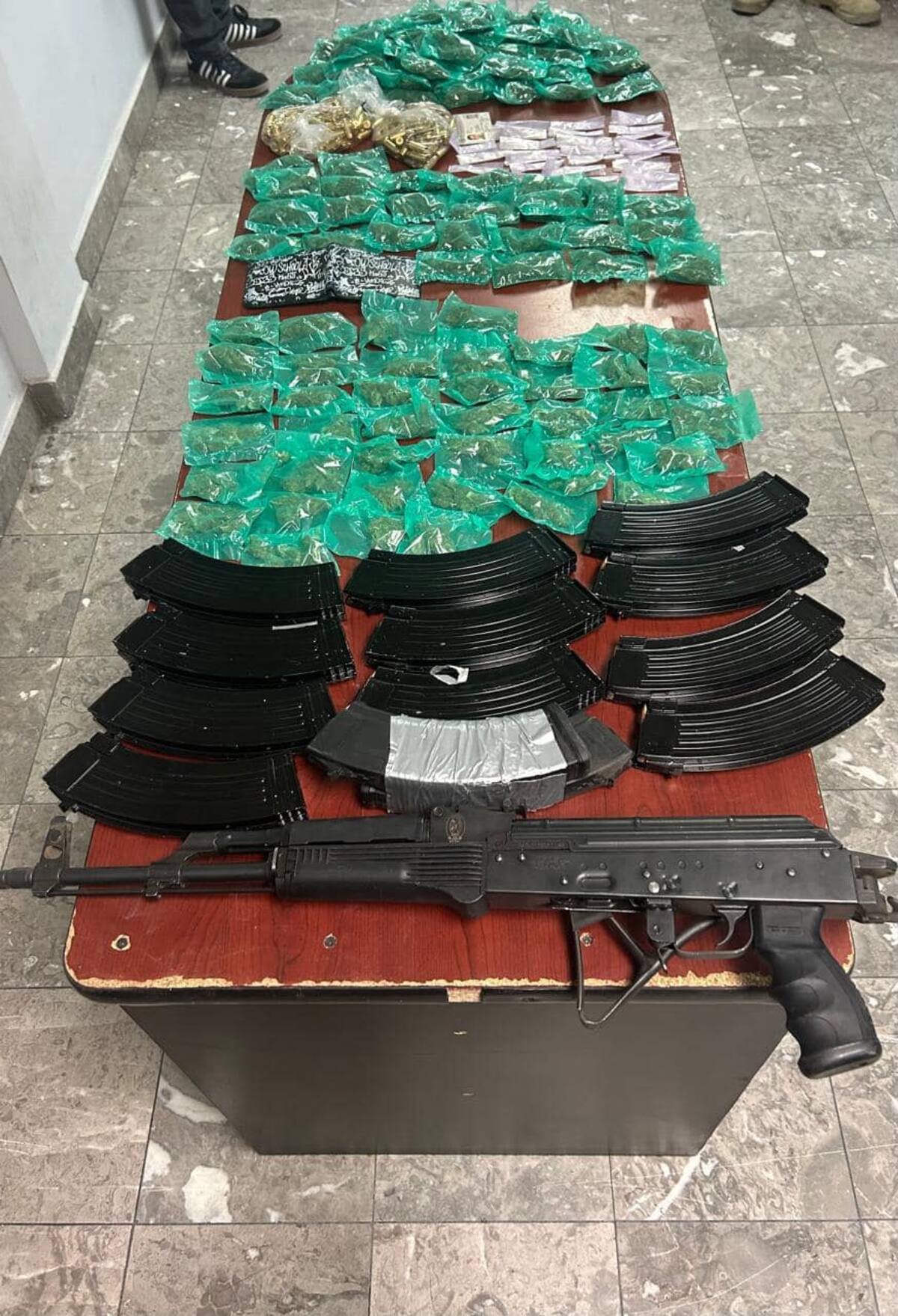 Armas decomisadas por la AMIC y SEMAR. / Fiscalía General de Justicia del Estado de Sonora