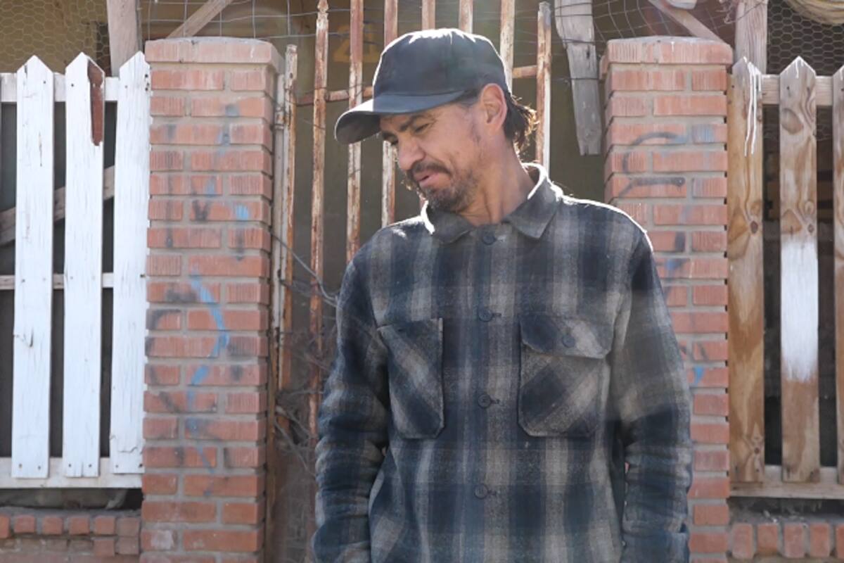 José Luis vive solo tratando de cubrirse del frío