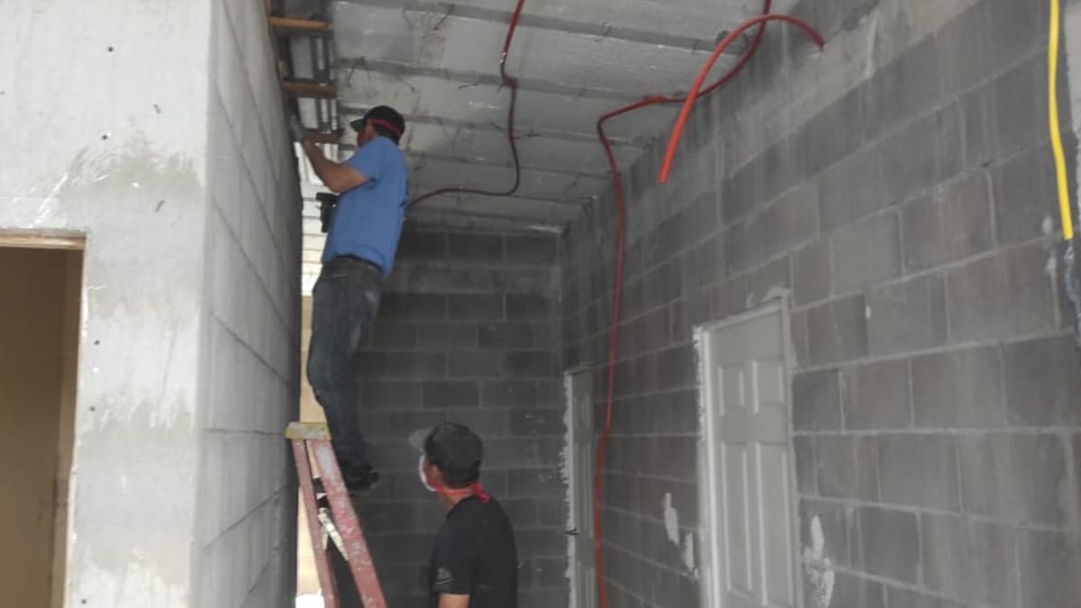 El sueldo promedio del albañil en México alcanza los 9,457 pesos mensuales en 2026, aunque la brecha de género persiste con salarios de 7,760 pesos para mujeres frente a los 8,840 pesos de los hombres