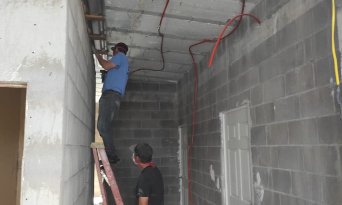 El sueldo promedio del albañil en México alcanza los 9,457 pesos mensuales en 2026, aunque la brecha de género persiste con salarios de 7,760 pesos para mujeres frente a los 8,840 pesos de los hombres | Archivo GH