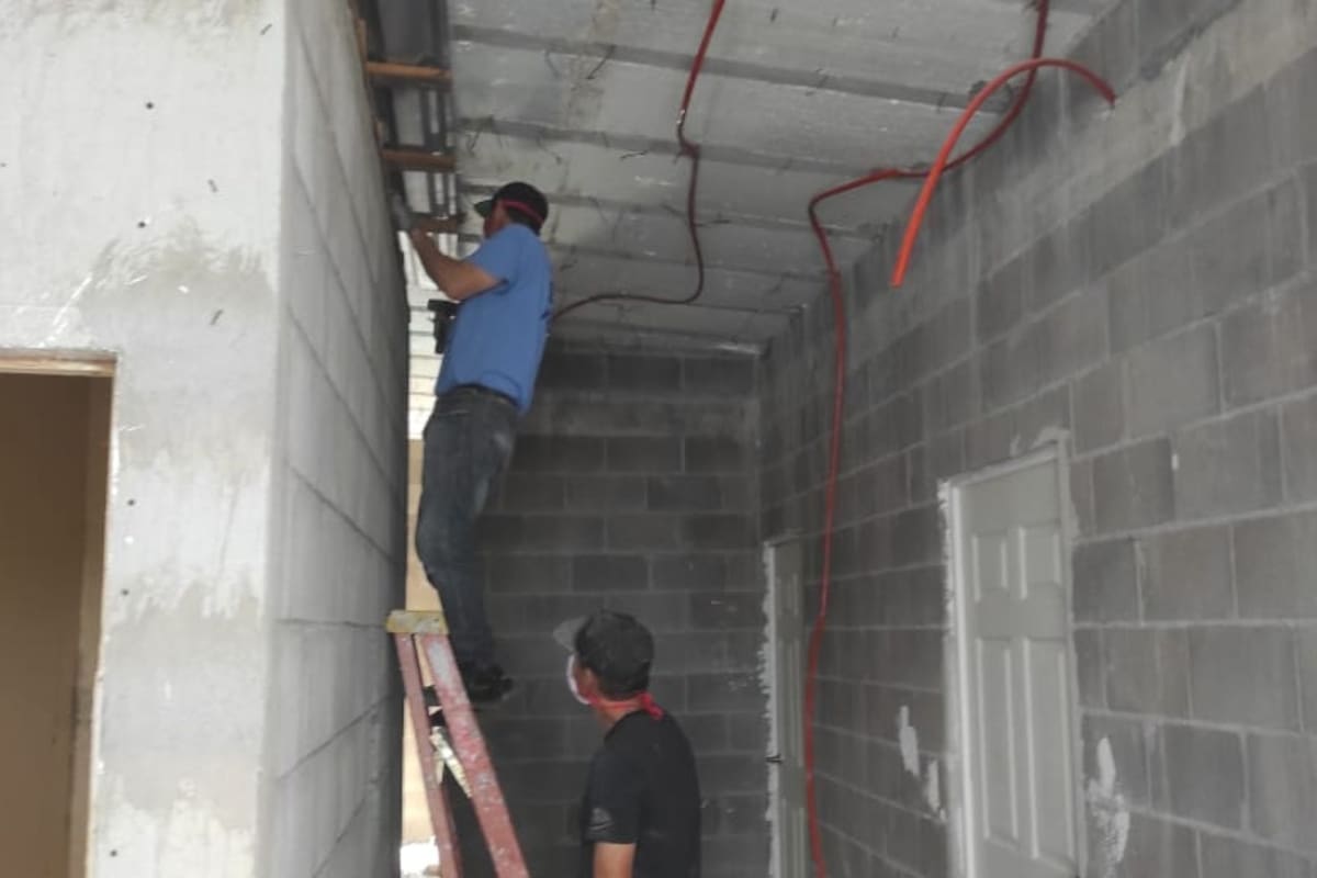 El sueldo promedio del albañil en México alcanza los 9,457 pesos mensuales en 2026, aunque la brecha de género persiste con salarios de 7,760 pesos para mujeres frente a los 8,840 pesos de los hombres