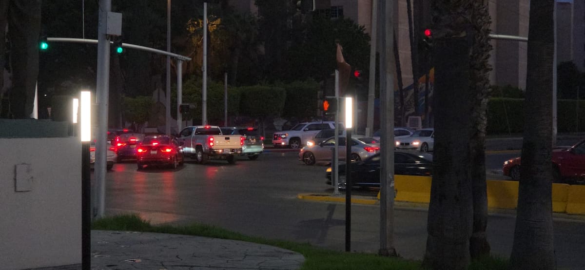 Largas filas de vehículos hacia la garita de San Ysidro provocan congestionamiento en Zona Río. Foto: Sergio Ortiz