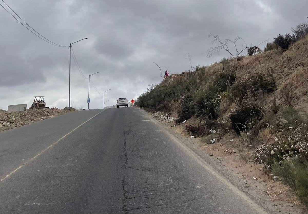 La ampliación del bulevar Real de Rosarito arrancará este 27 de mayo con una inversión de 85 millones de pesos; aunque el proyecto busca mejorar la movilidad, un tramo de dos carriles continuará generando congestionamiento vehicular. Foto: Carmen Gutiérrez