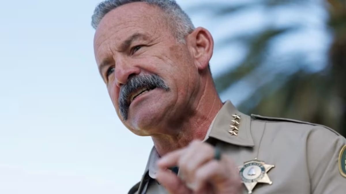 Sheriff de California que se postula para gobernador confiscó más de 500,000 papeletas de 2025 en investigación sobre discrepancias electorales en el condado de Riverside