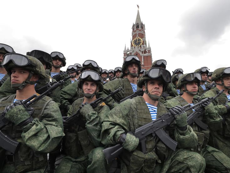 Cambio radical de Rusia en la guerra: de unidades acorazadas a motos, ciclomotores y vehículos improvisados