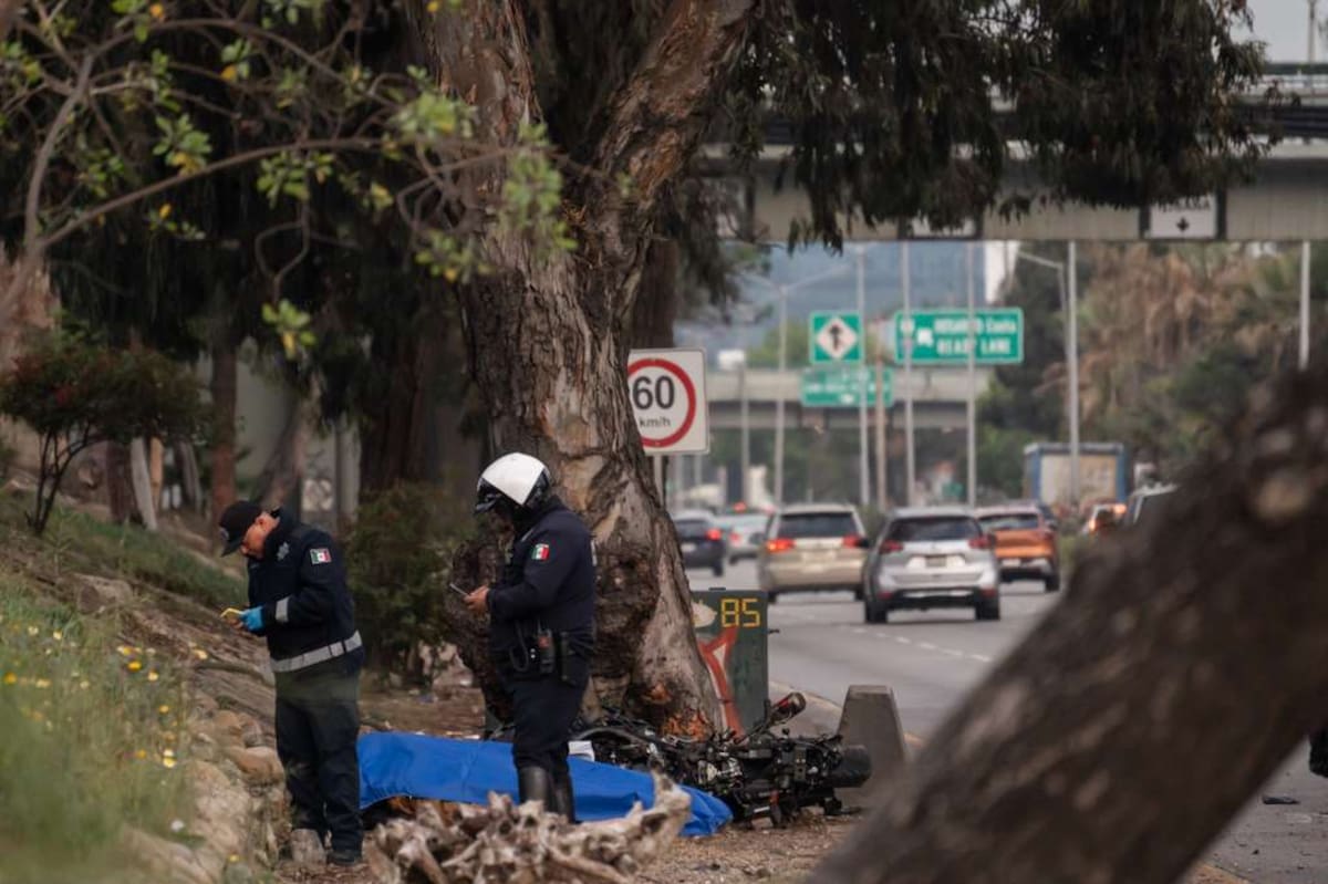 Registraron una volcadura frente al Hospital General que generó tráfico la mañana del lunes. Foto: Border Zoom