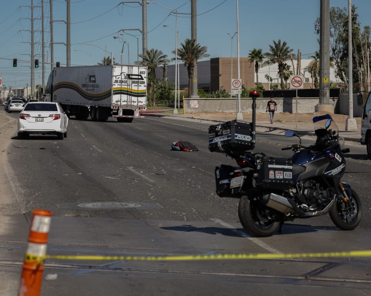 ATROPELLAMIENTO FATAL. Una mujer perdió la vida tras ser atropellada sobre el carril de acotamiento de la carretera a San Luis Río Colorado, a la altura de la calle Huiquiño. Al parecer habría cruzado de manera intempestiva la vialidad. (FOTO: JAVIER GALLEGOS)