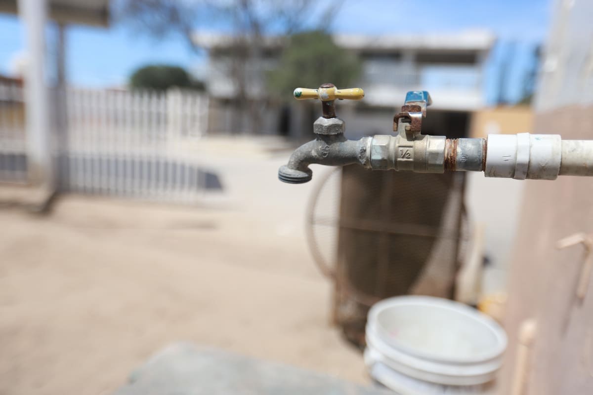 El organismo señaló que los usuarios de la zona sur seguirán experimentando bajas presiones e intermitencias en el servicio hasta que se logre resolver el problema.