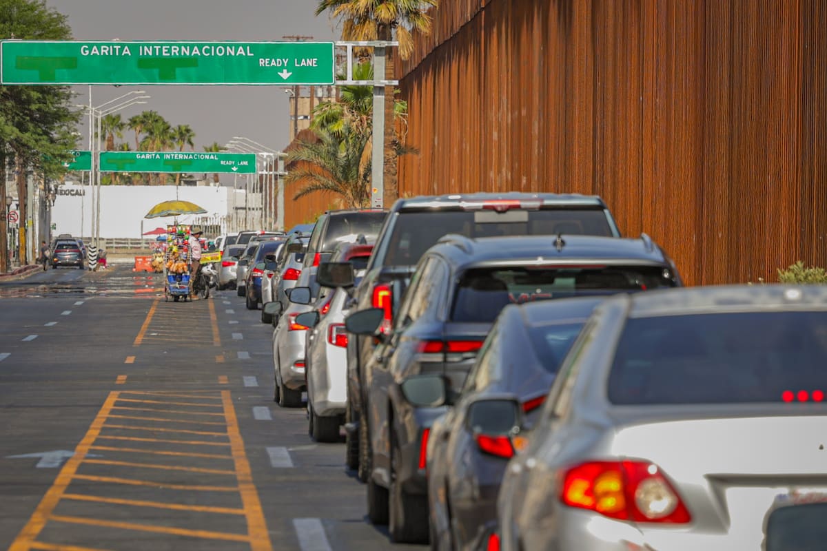 Regresan filas de más de 1 hora de espera en garitas de Mexicali