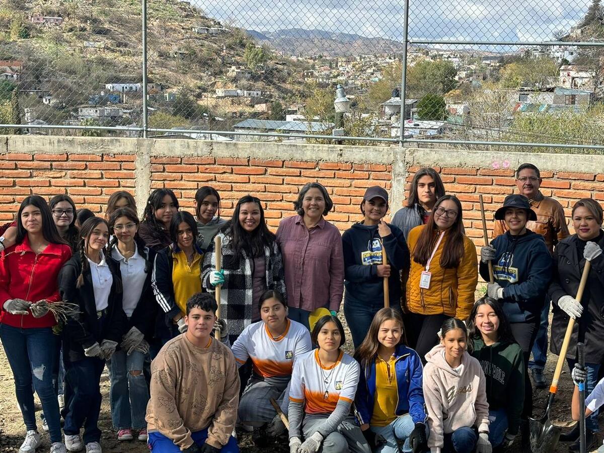 Alumnos y personal de diversas instituciones como la UTN, Cobach, IMIP, ASU y Colef están aterrizando los “jardines de lluvia” en diferentes escuelas de Nogales. Foto: Cortesía