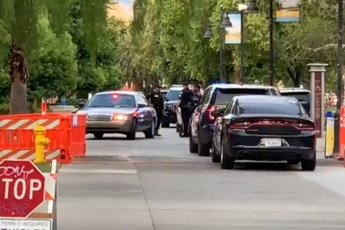 Alertan sobre posible hombre armado en universidad de EU