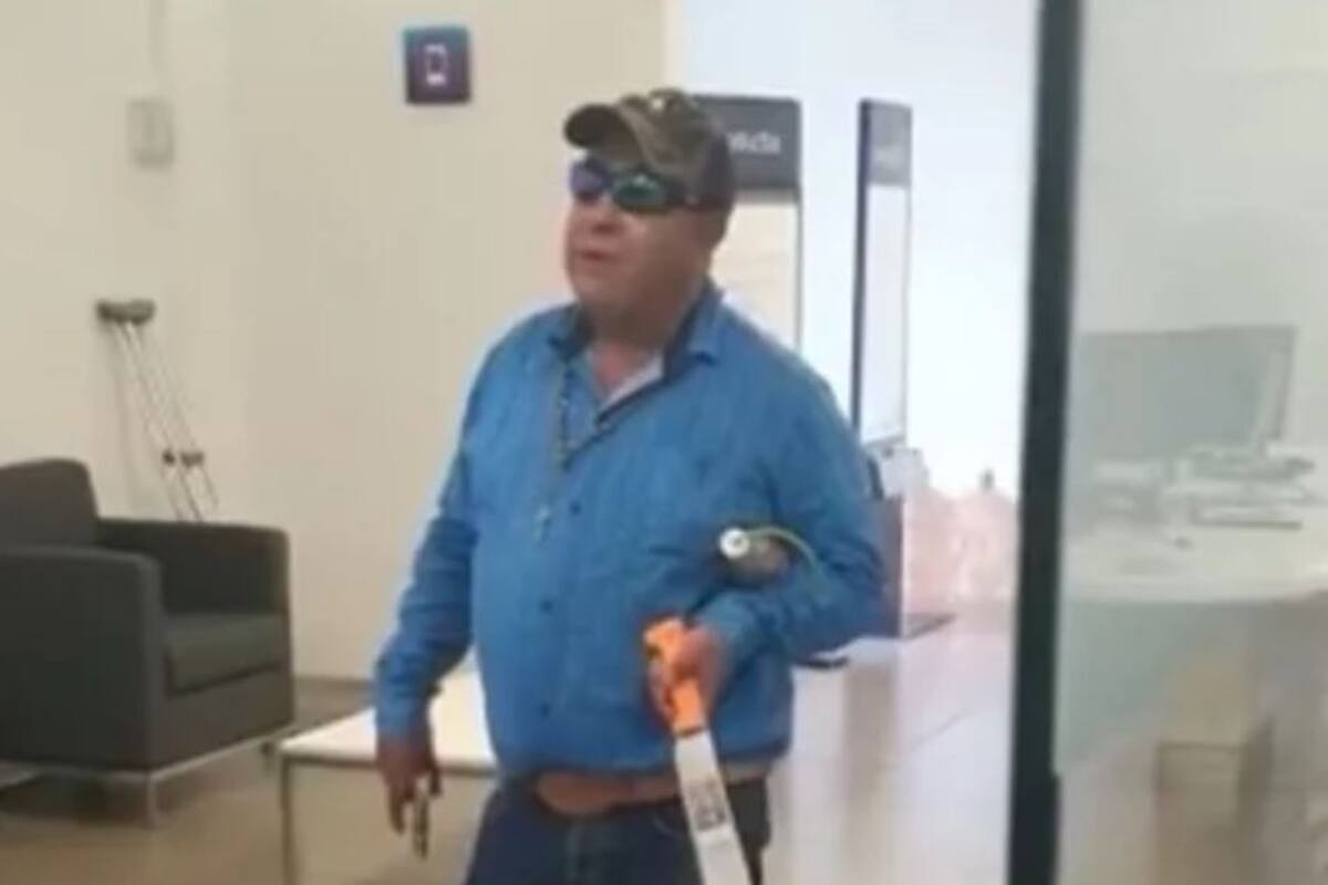 Evitan tragedia en banco; entró hombre con machete y pistola